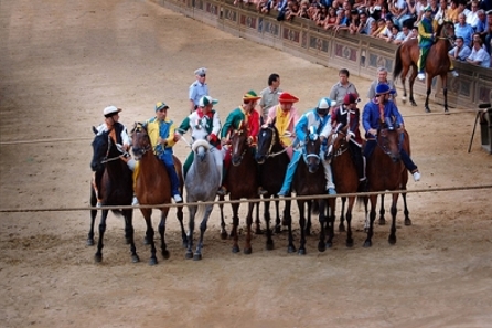 "Il tempo del Palio": in anteprima il documentario sulla carriera più bella del mondo