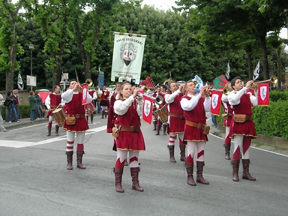 Porta a Sole festeggia la vittoria del Palio dei Somari