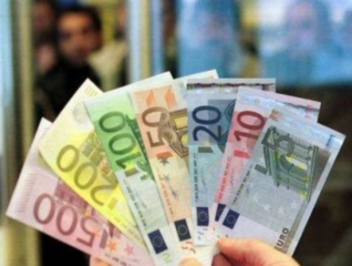 Scambia due banconote da 100 euro false in una pizzeria