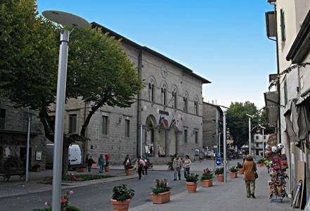 Abbadia San Salvatore: "bollettino" sull’influenza A sotto i portici del Comune