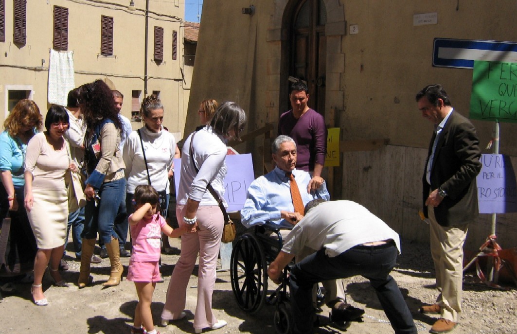 Guidi incatenato ottiene di bloccare i lavori a Borgo Nuovo