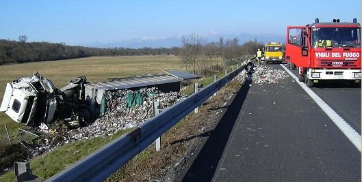 Incidente in A1 tra due mezzi pesanti